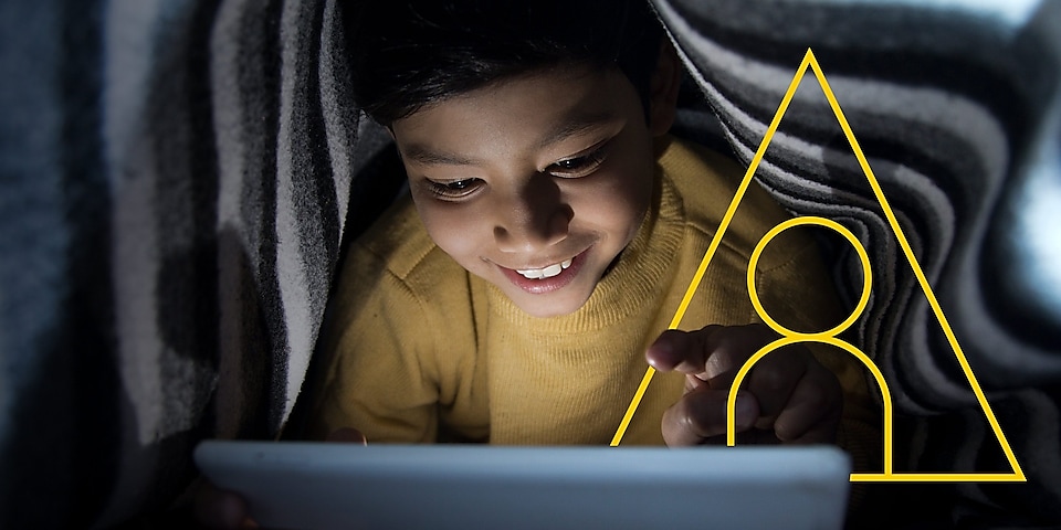 Egy fiatal fiú képe, amint az Energia az élethez grafikon képét megjelenítő táblagépre néz