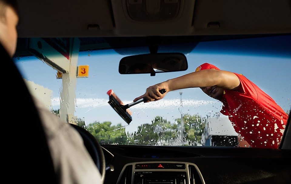 Shell assistant cleaning front screen of the car